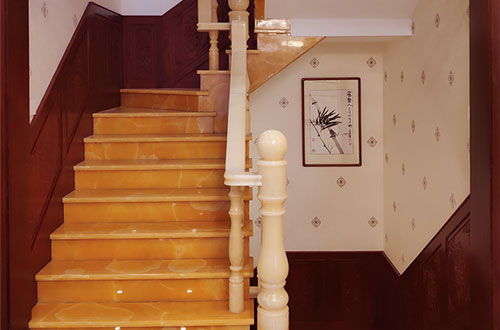 保山中式别墅室内汉白玉石楼梯的定制安装装饰效果