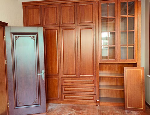 保山中式家庭装修里定制的实木衣柜效果图